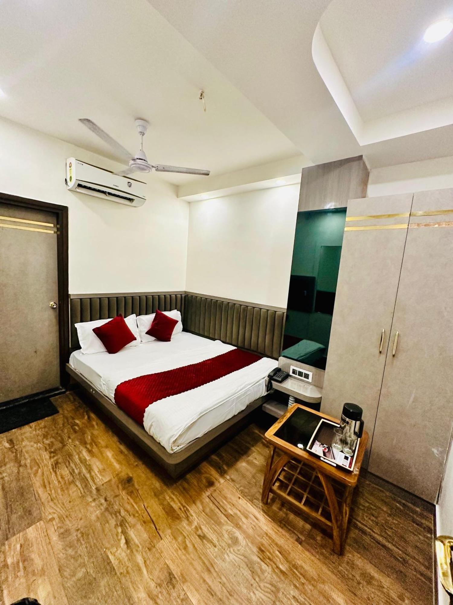 Red Stone Walkable From Railway Station Hotel New Delhi