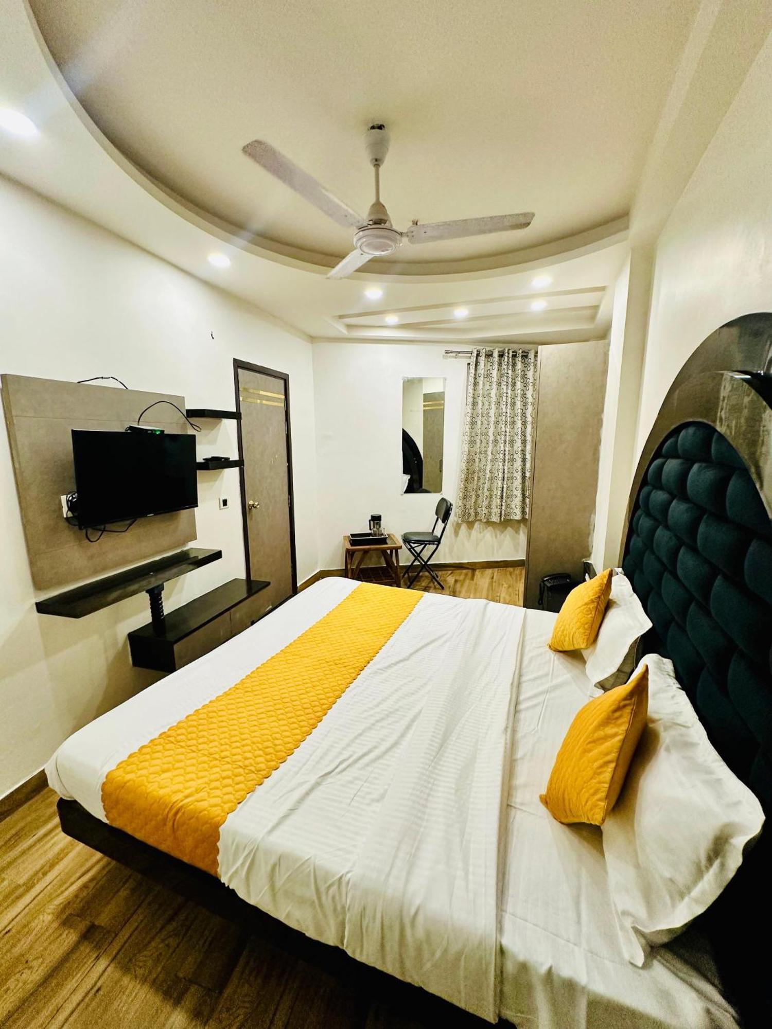 Hotel Red Stone Walkable From Railway Station 4*