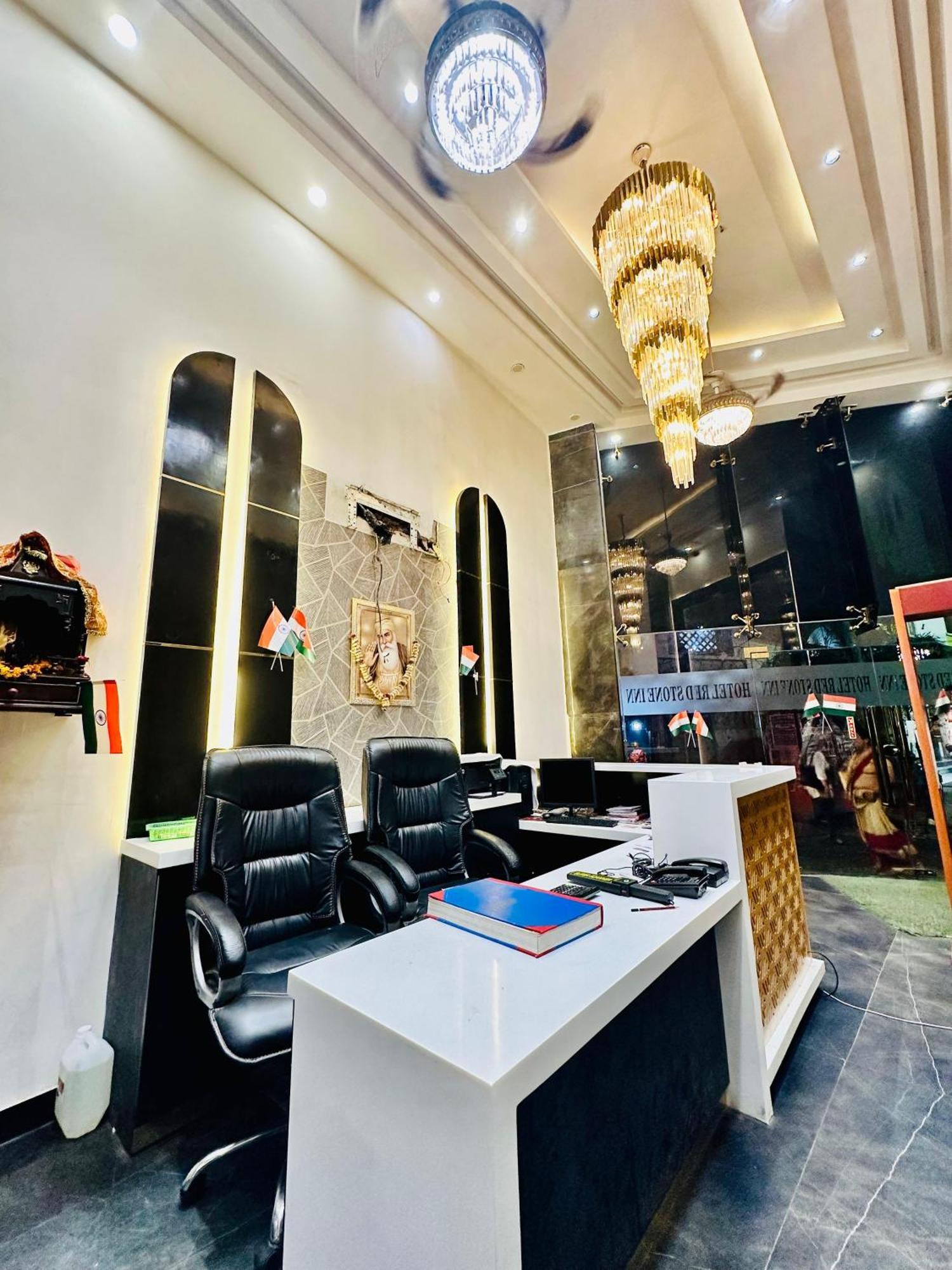 Red Stone Walkable From Railway Station 4* New Delhi